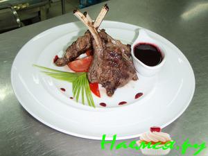 Каре барашка с клюквенным соусом