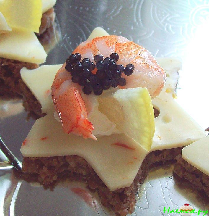 Канапе с креветками на черном хлебе Канапе с креветками на черном хлебе