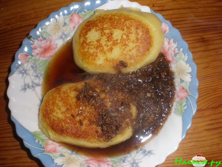 Картофельные котлеты с подливкой из сушёных грибов