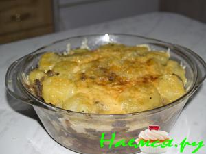 Мясо с картофелем, черносливом, грибами и сыром..