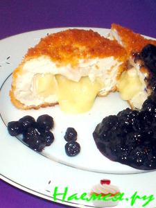 Филе индейки с камамбером и черникой
