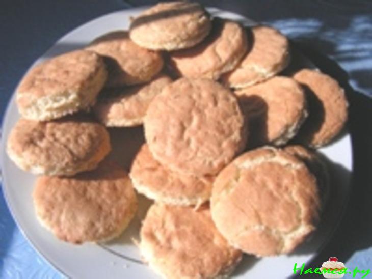 Бисквитные пирожные с грушами и с миндалем