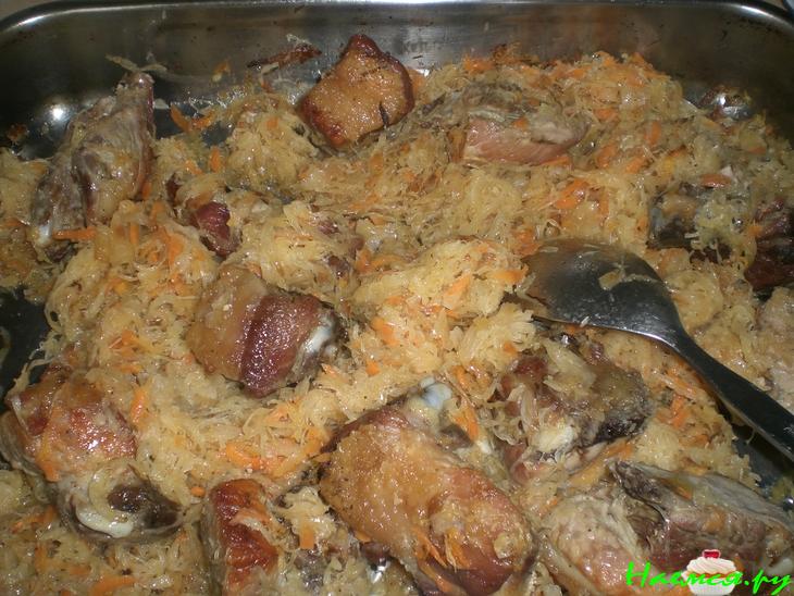Тушеная капуста со свиными ребрышками