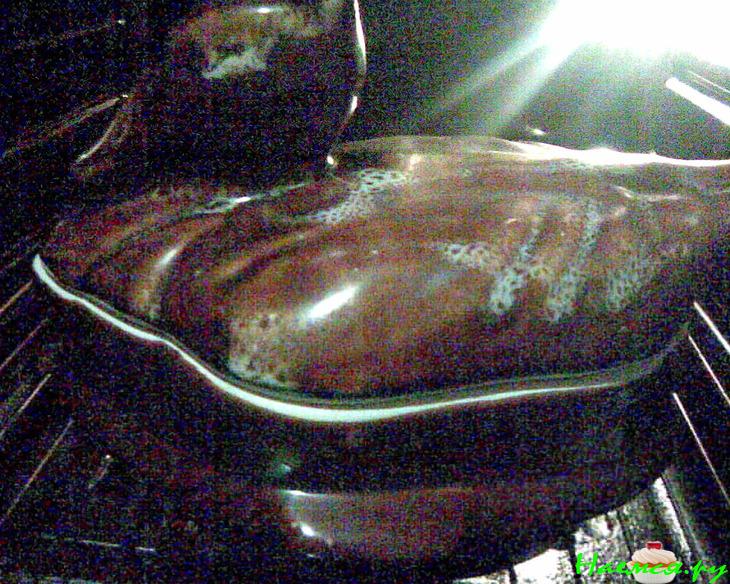 Говяжий суп с фасолью, овощами и черносливом в керамической посуде