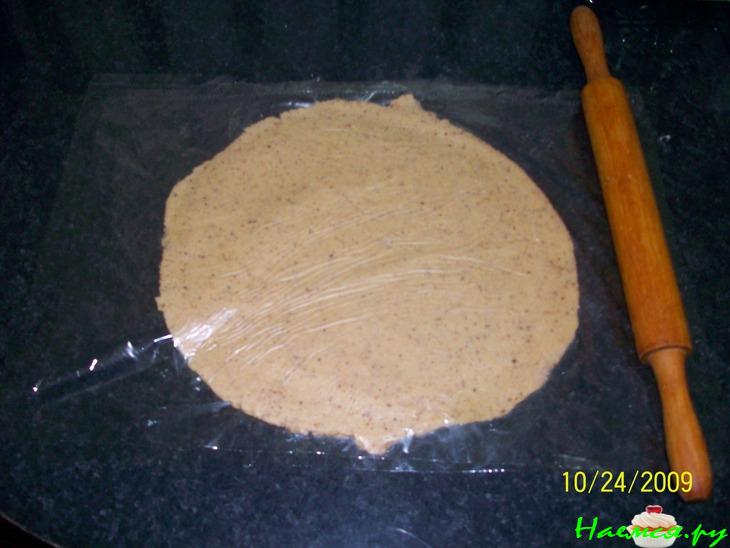 Закрытый яблочный пирог с изюмом и орехами 