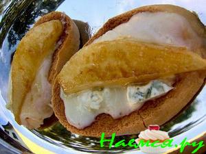 Гренки с горгондзолой, грушей и кедровыми орешками Гренки с горгондзолой, грушей и кедровыми орешками