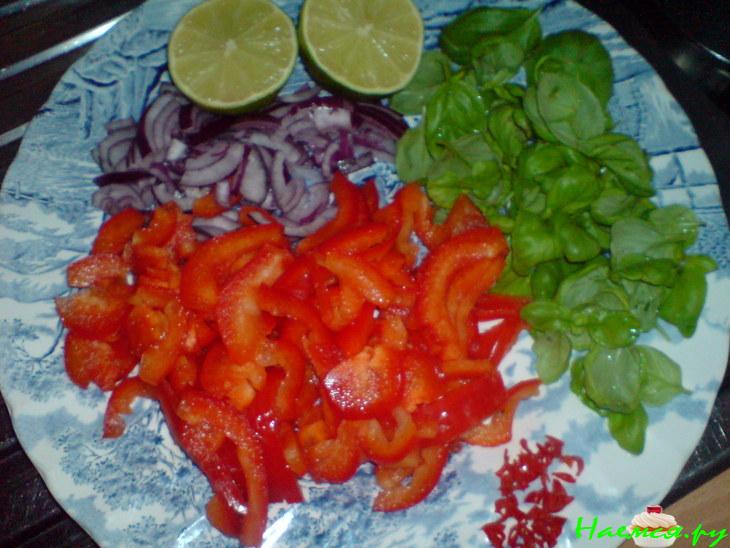 Салат из рисовой лапши с маленькими креветками