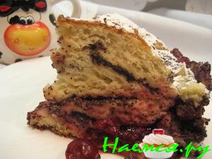 Кулич с маком и вишней
