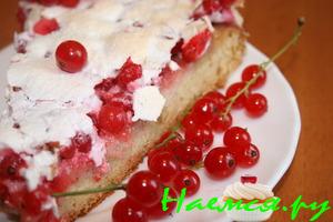 Пирог с безе и красной смородиной