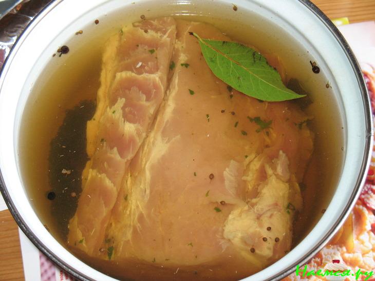 Запеченная свинина с конфитюром из лука, чеснока и винограда