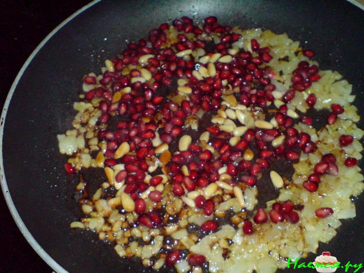 Форель, запеченная с гранатом Форель, запеченная с гранатом