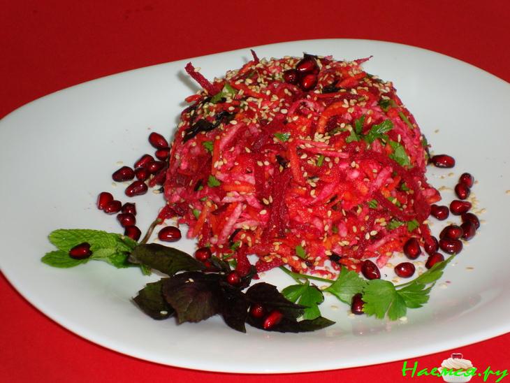 Cалат из свеклы с кольраби и кунжутом
