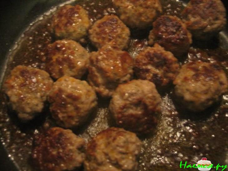 Тефтели с грибным соусом