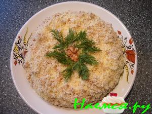 Салат из копченой курицы с яблоком и орешками