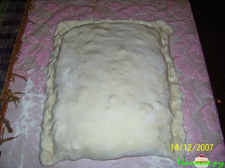 Слоеный пирог с курицей, рисом и яйцом