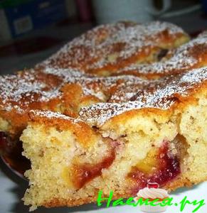 Пирог со сливами и фундуком