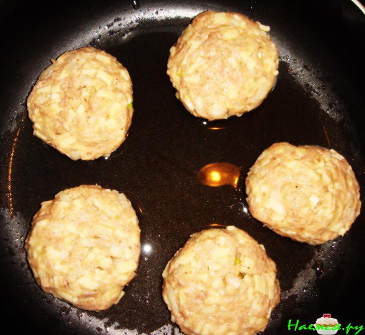 Котлетки из тунца, фаршированные оливками