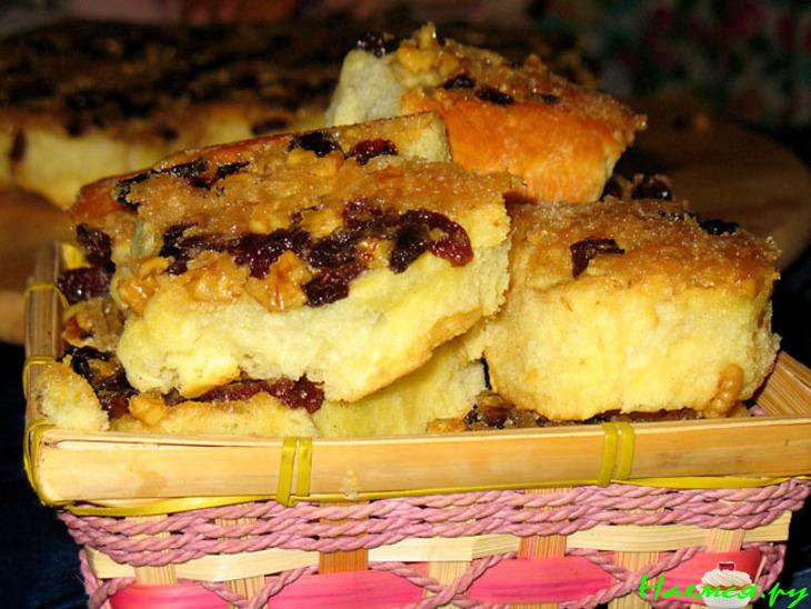 Перевёрнутый пирог из розеток, с изюмно-ореховой корочкой