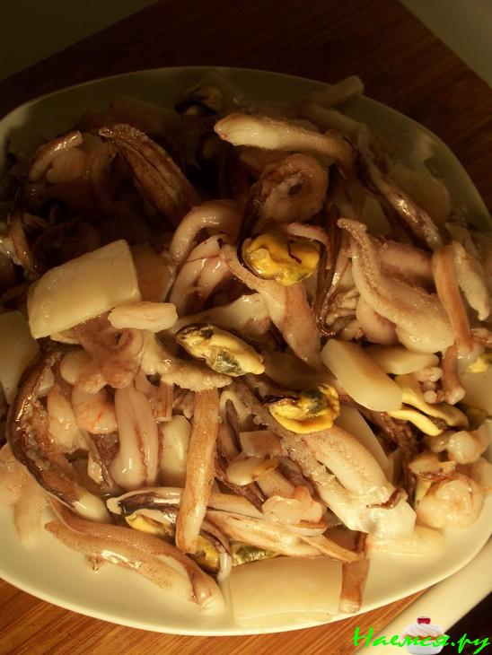 Замаринованные осьминоги, устрицы, креветки, кальмары, гребешки  