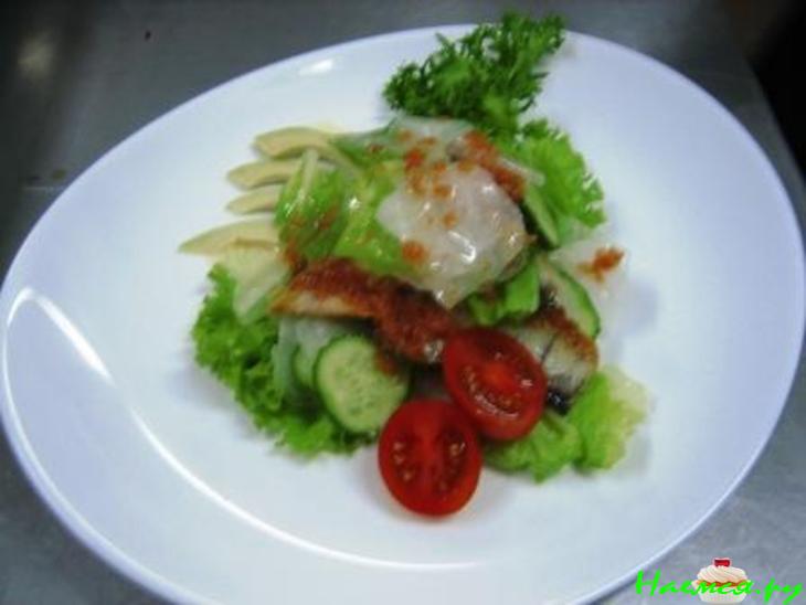 Салат с копченой рыбой в икорном соусе