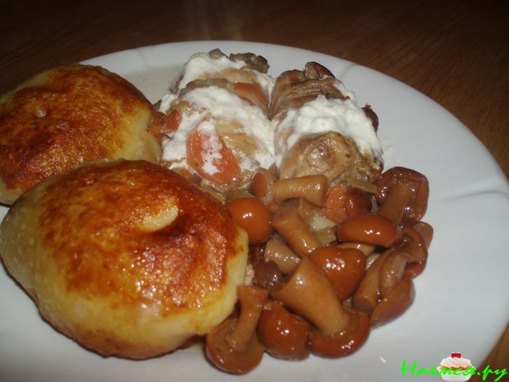 Куриные рулетики с опятами и чесноком