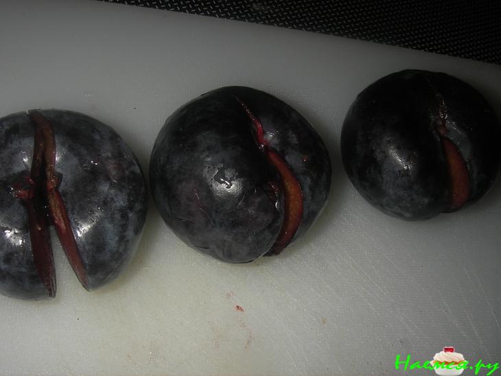 Сливы с сыром и копченой грудинкой