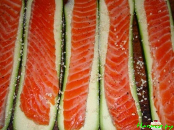 Рулетики из цуккини с семгой и грибным соусом