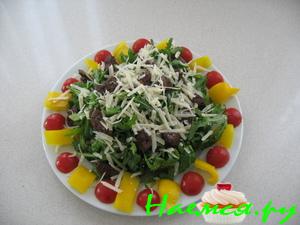 Салат печень с рукколой