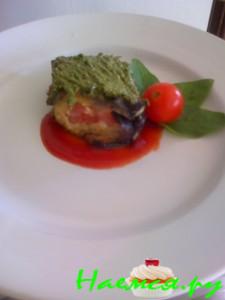 Рулет из баклажан с соусом песто