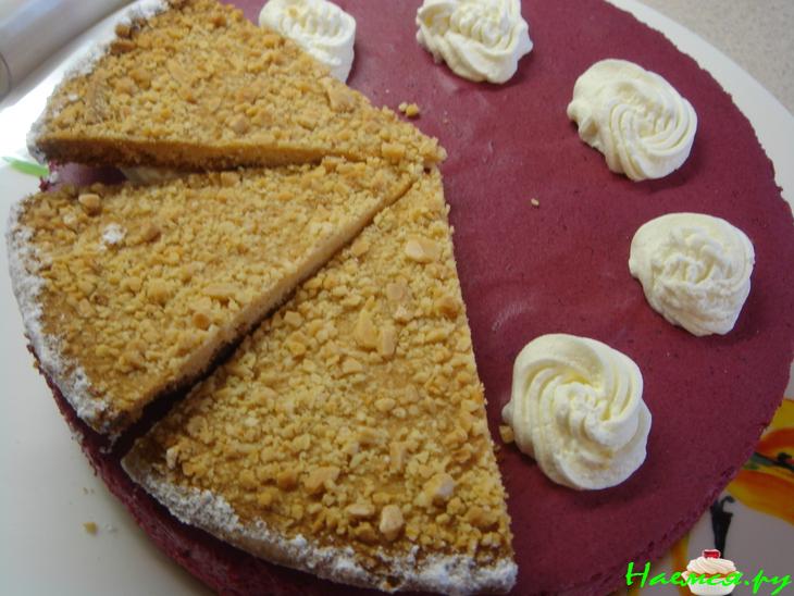 Миндальный торт с муссом из черной смородины Миндальный торт с муссом из черной смородины