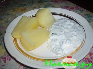 Картофель в мундире с творогом, приправленным зеленью