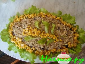 Салатик с куриной грудкой, сыром и черносливом