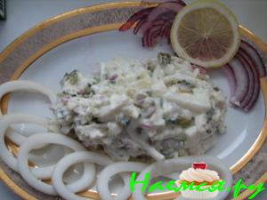 Салат с кальмарами и маринованными огурчиками