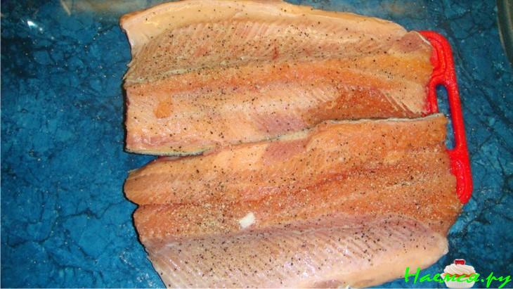 Форель, запеченная с чесночным картофелем и фенхелем