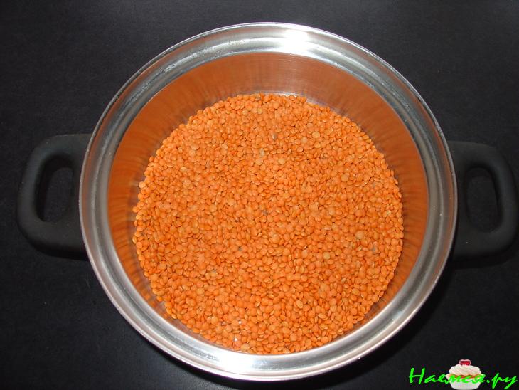 Помидоры, начинённые салатом из красной чечевицы, груши и гауда