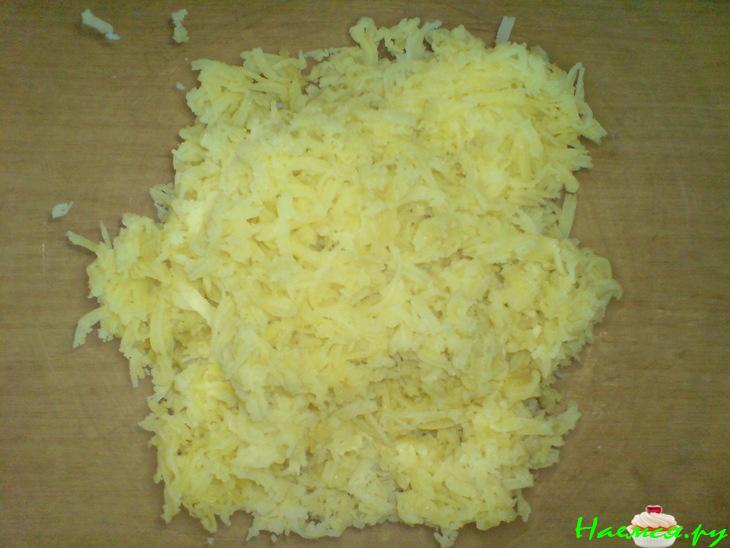 Картофельные котлеты под грибным соусом с брокколи