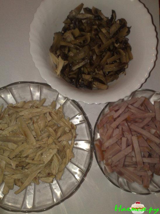 Салат "Любимый" с курицей, шампиньонами и ветчиной