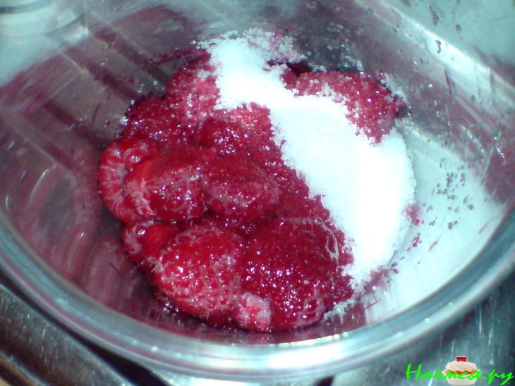 Пирожное из слоеного теста и бананово-малинового суфле