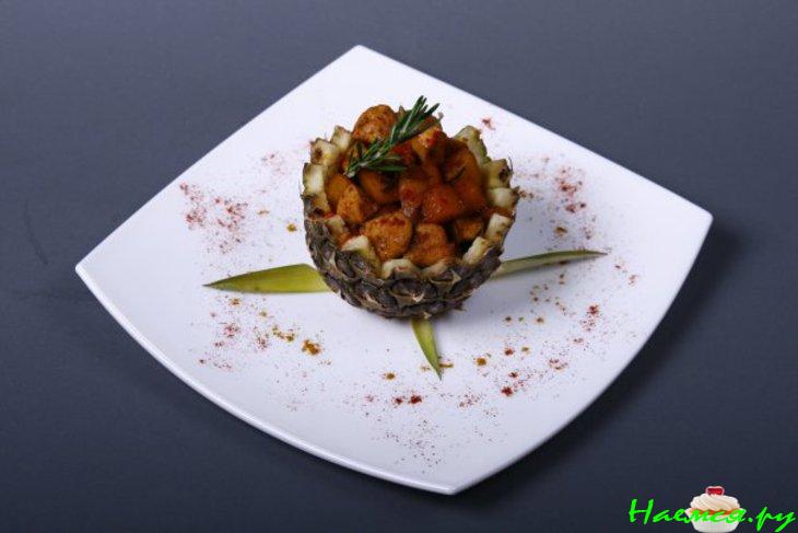 "Куриная грудка карри в ананасе"