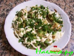 Салас из авакадо с чесноком, зеленью и базиликом