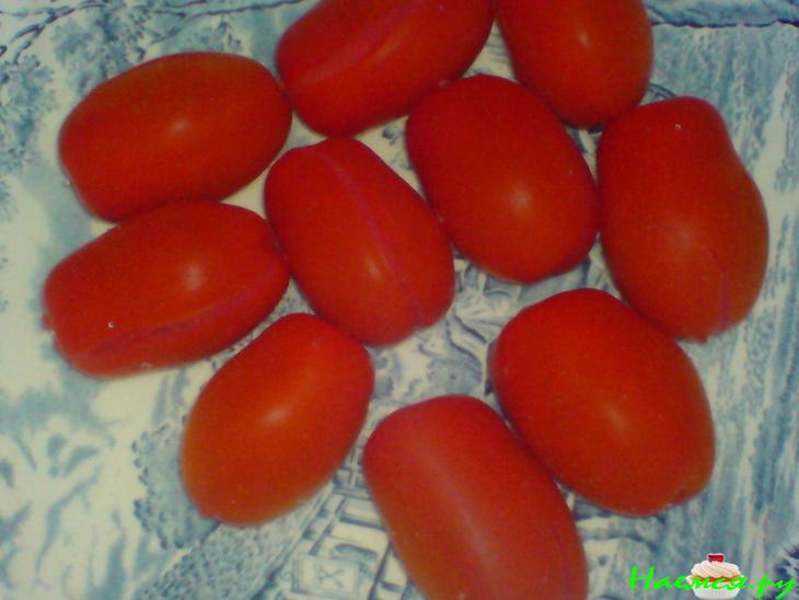 Закуска из картофельных оладий и маринованных помидорок и сыра