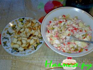 Салатик с оливками и гренками  