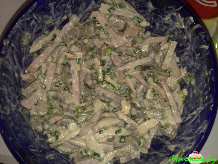 Салат "Любимый" с курицей, шампиньонами и ветчиной