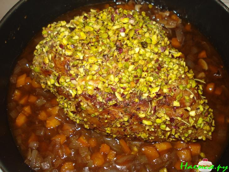 Мясо в горчице с фисташками