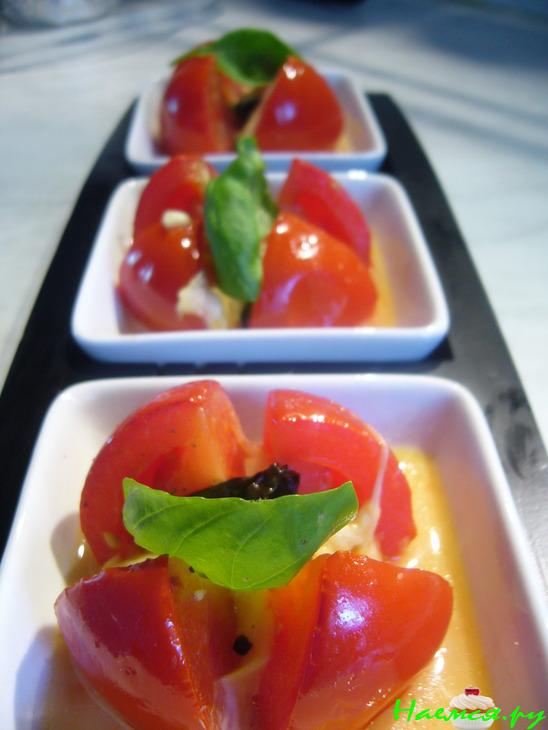 Помидоры с моцареллой, запеченные в фольге