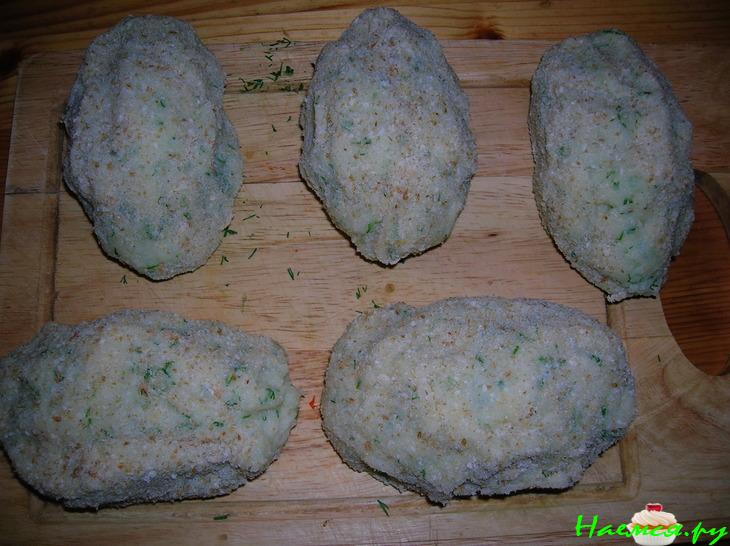 Зразы картофельные с креветками и яйцом под соусом