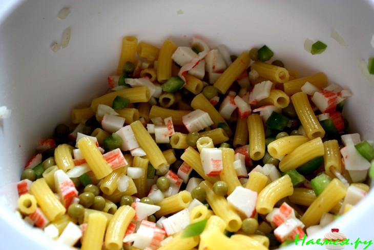 Салат с рожками и крабовыми палочками Салат с рожками и крабовыми палочками