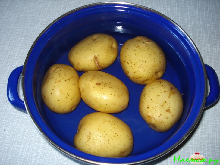 Молодой картофель со сметанным соусом