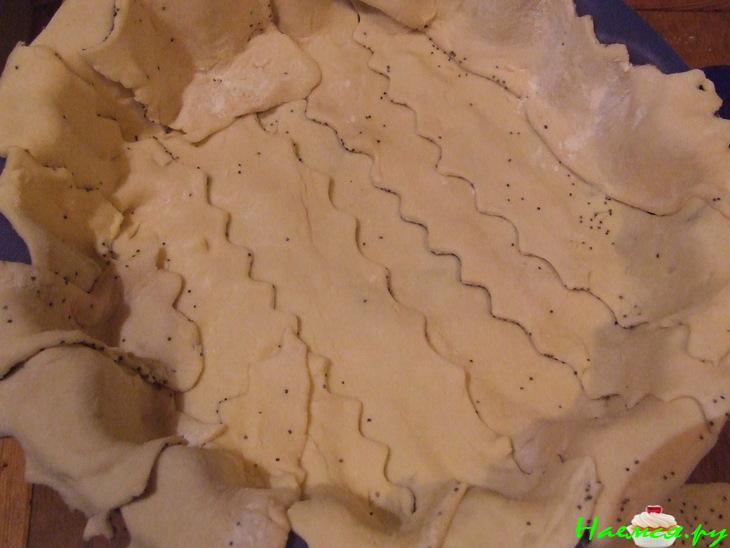 Закусочный пирог из слоеного теста с курицей, брынзой и сушеной мятой