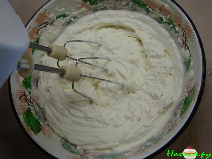 Десерт с песочным печеньем и фруктами